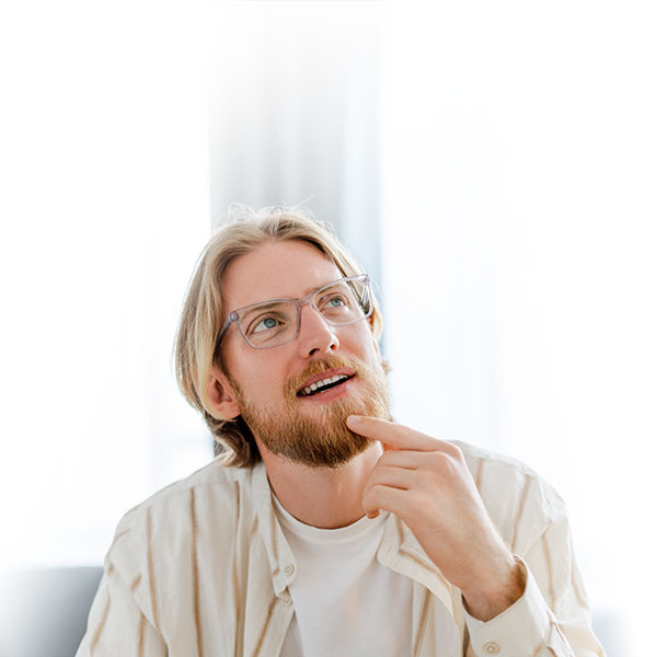 Mann denkt wieviel kostet eine Website