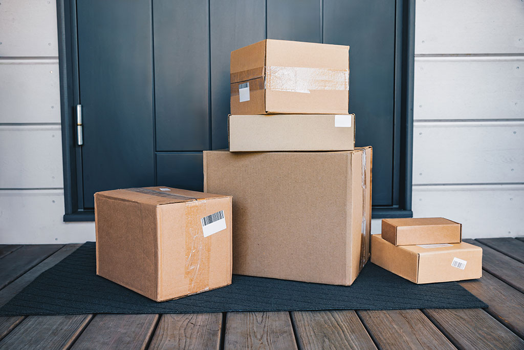 Ab dem 1. Oktober 2026 gilt in Österreich das neue Paketsteuergesetz (PakStG). Viele Online-Händler, egal ob aus Österreich oder Deutschland, sind durch Ankündigungen von Marktplätzen wie Amazon verunsichert. Wer muss die Pauschalsteuer von 2,00 EUR pro Paket wirklich zahlen? Wir schauen uns die wichtigsten Fragen an.